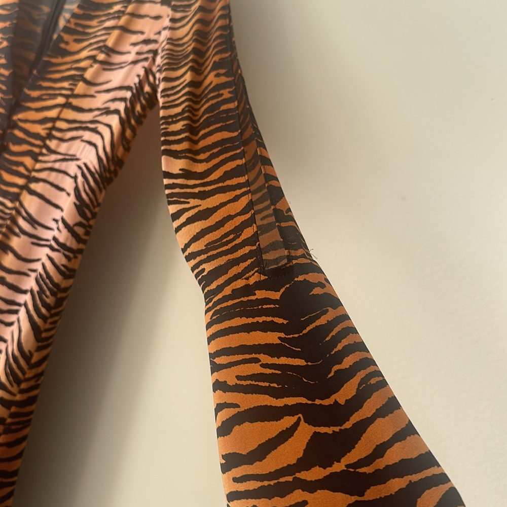 A.L.C. 100% Silk Dress long sleeve black tan tiger print Size 0 - Picture 5 of 12